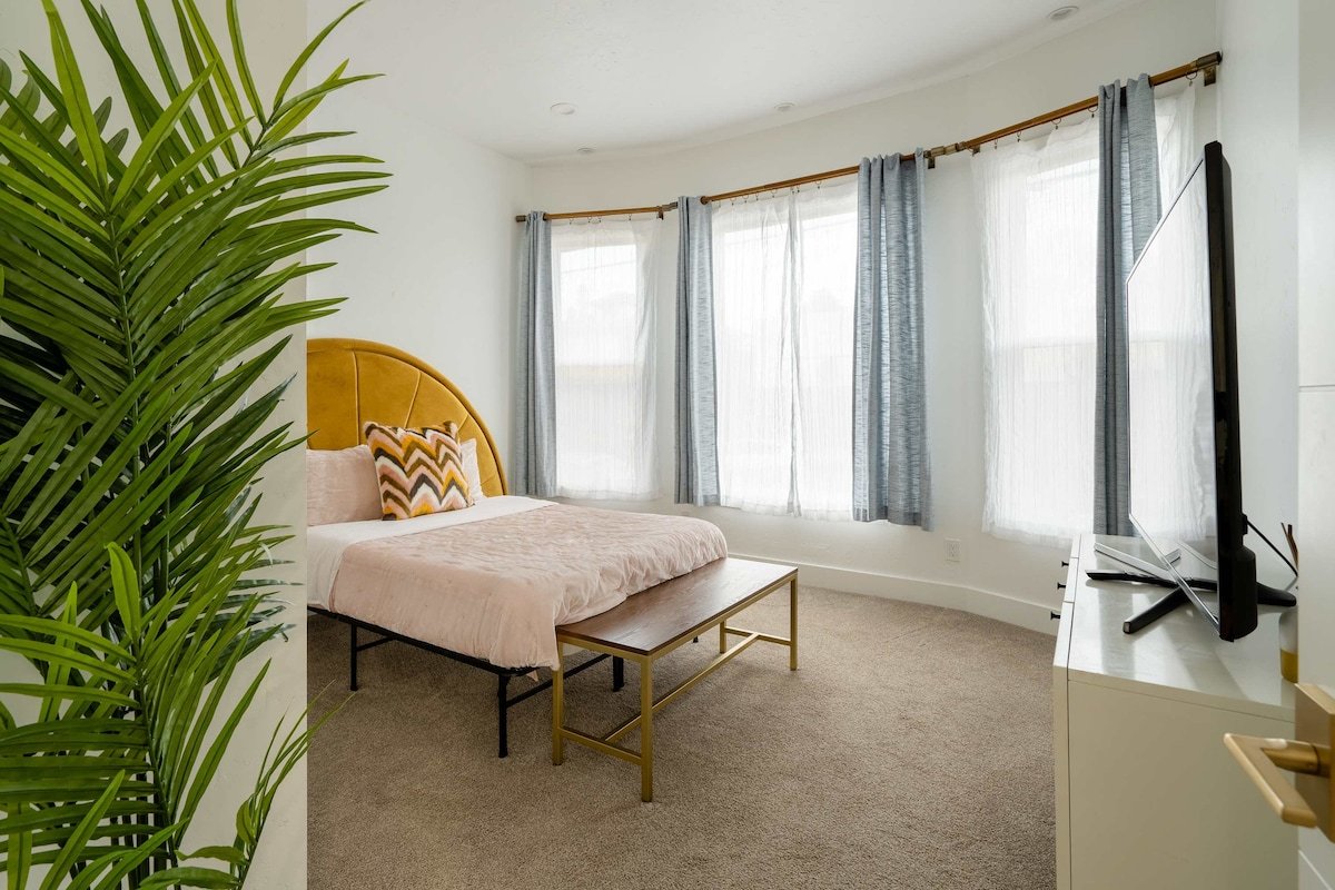 HeartofHawthorne MidCentury Dream 95 WalkScore 3BR gallery image 4