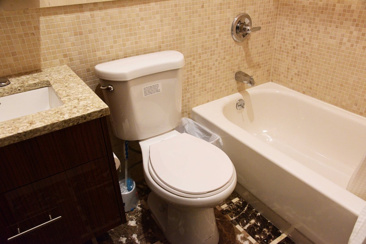 6 BR, 4 Full Bath Duplex With Washer & Dryer gallery image 3