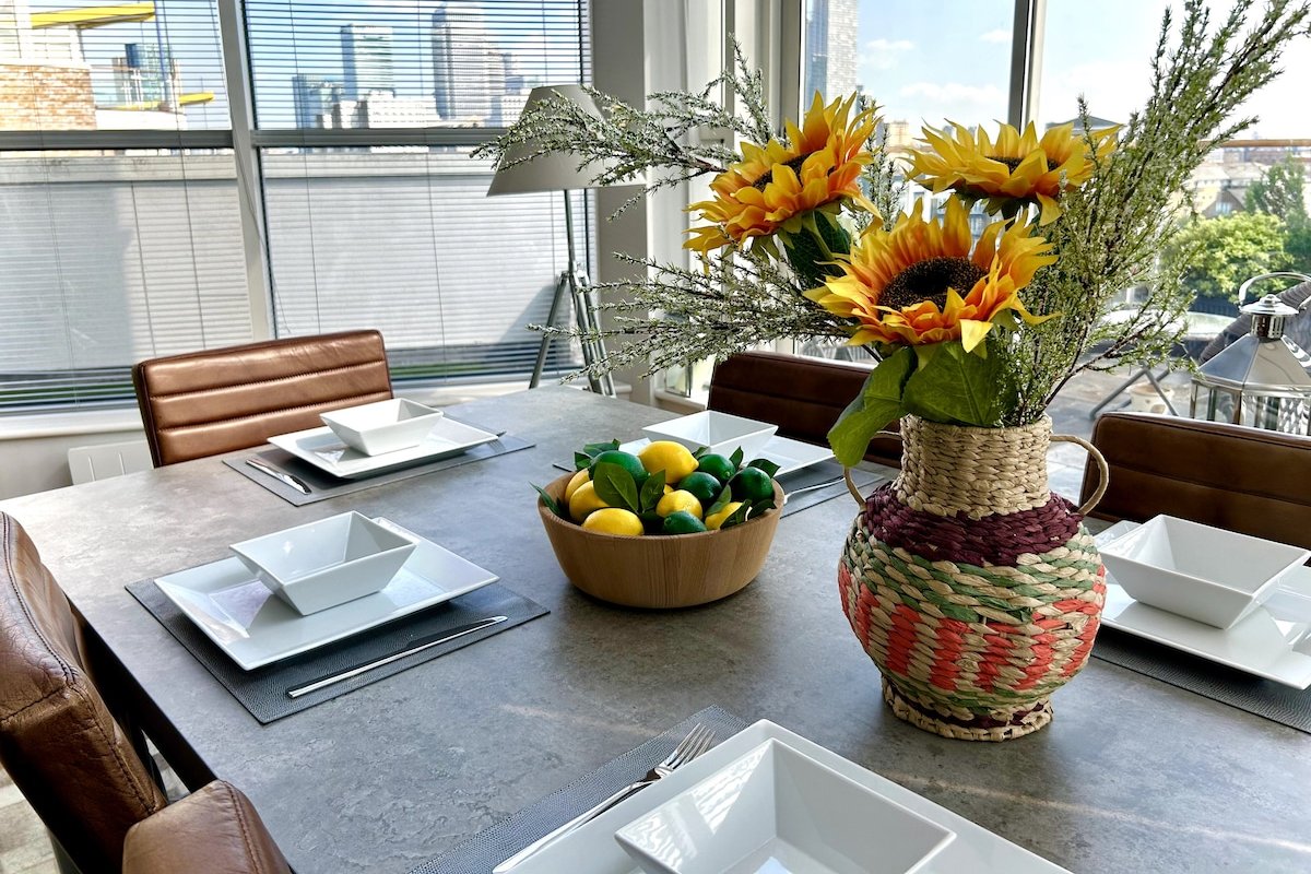 Heart Of London 3BR Penthouse: Skyline Of LND City gallery image 4