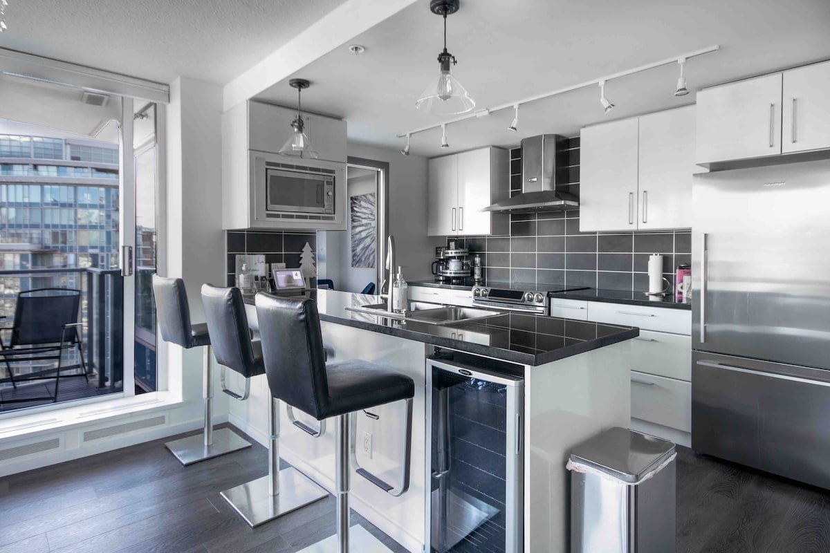 35th floor City/Water views DT Vancouver+Parking! gallery image 2