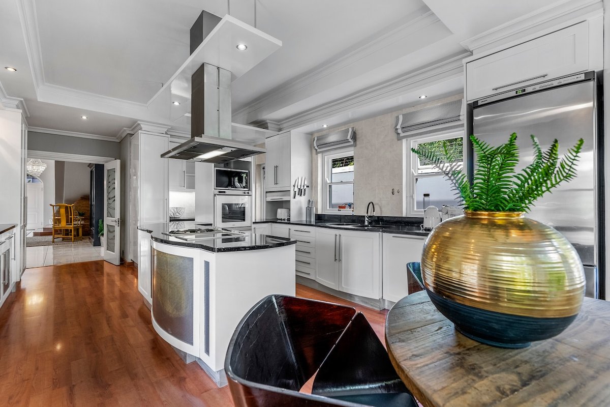 SunsetViews | Sea & Mountain View Retreat gallery image 2