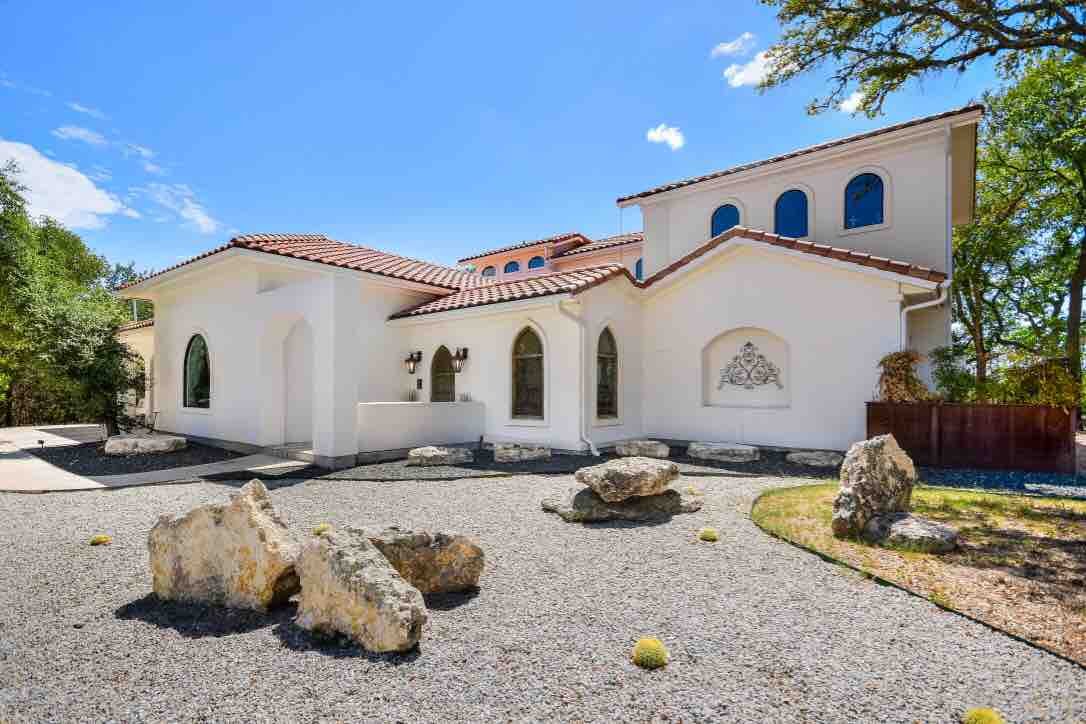 Clifftop Luxury: Pool, Sunsets & Panoramic Views gallery image 3