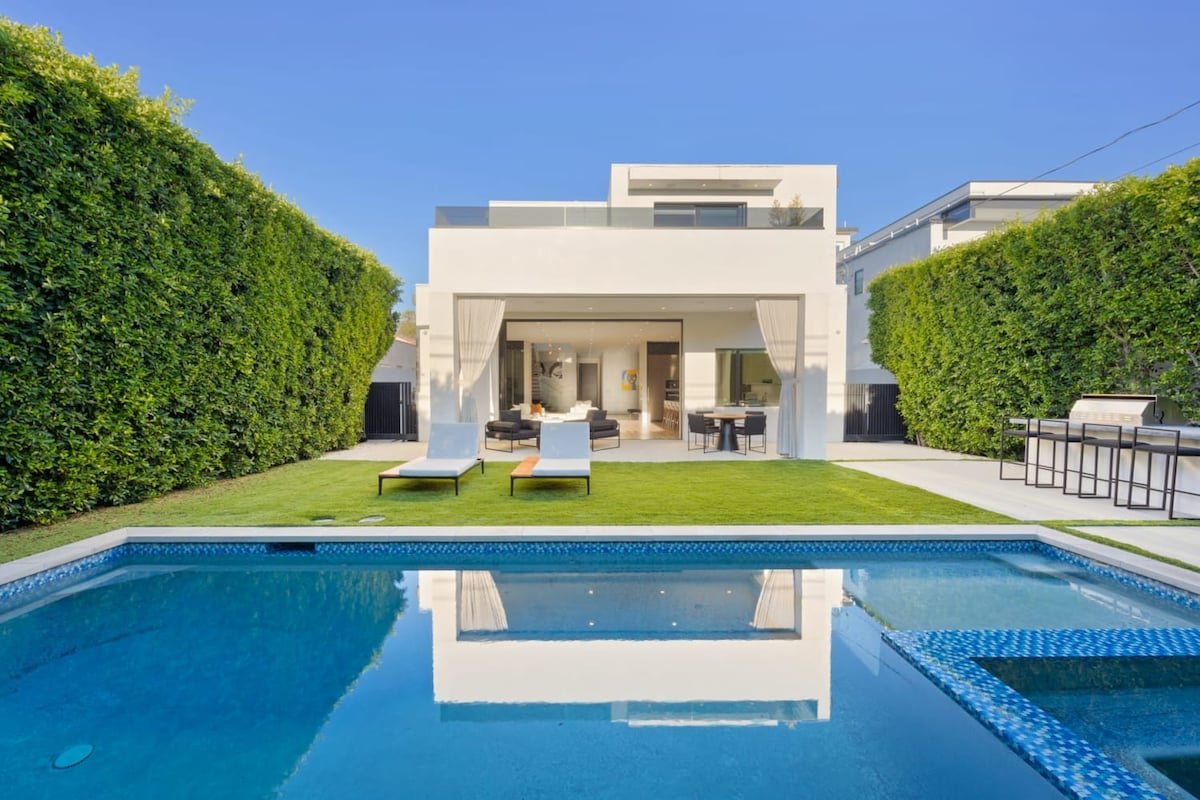 The Artezen Villa by Stay Awhile Villas gallery image 3