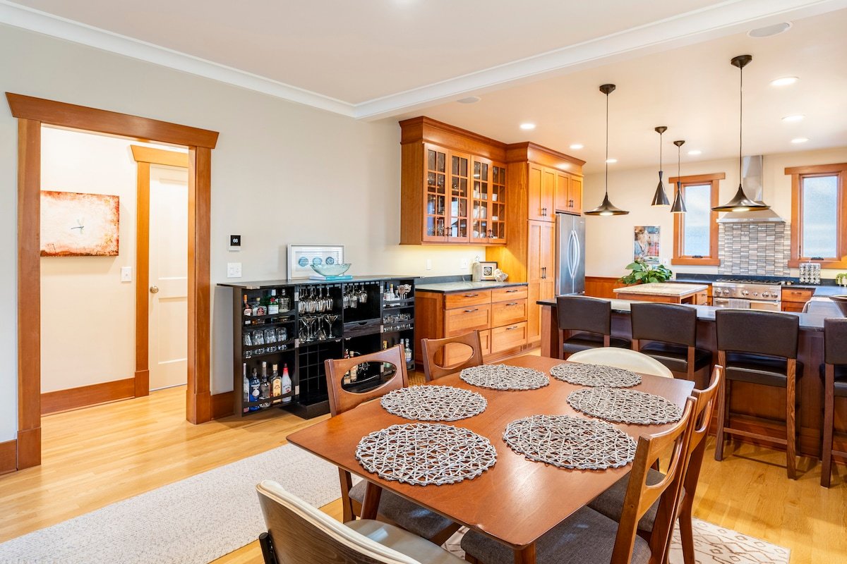 Stately Craftsman- Central Location: Downtown 1 mi gallery image 4