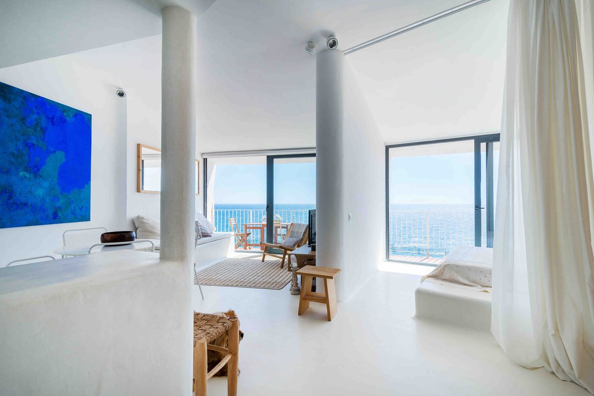 Spectacular ocean views design apartment with boat