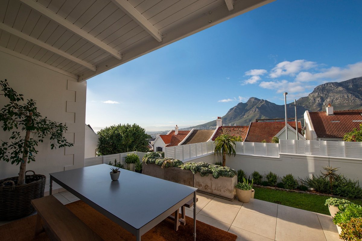 2BR Designer Victorian with Mountain View’s / Pool gallery image 4