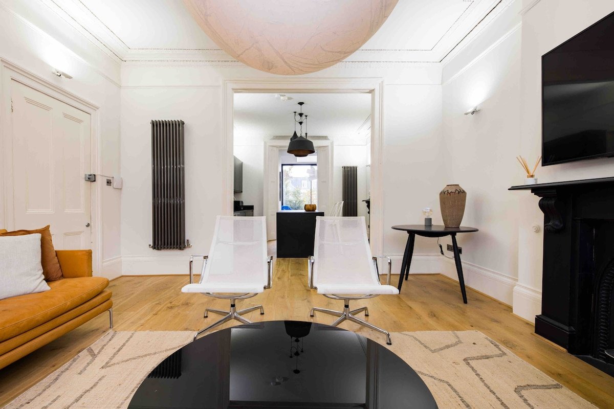 Notting Hill Retreat | Iconic Gardens | 3BR Duplex gallery image 3