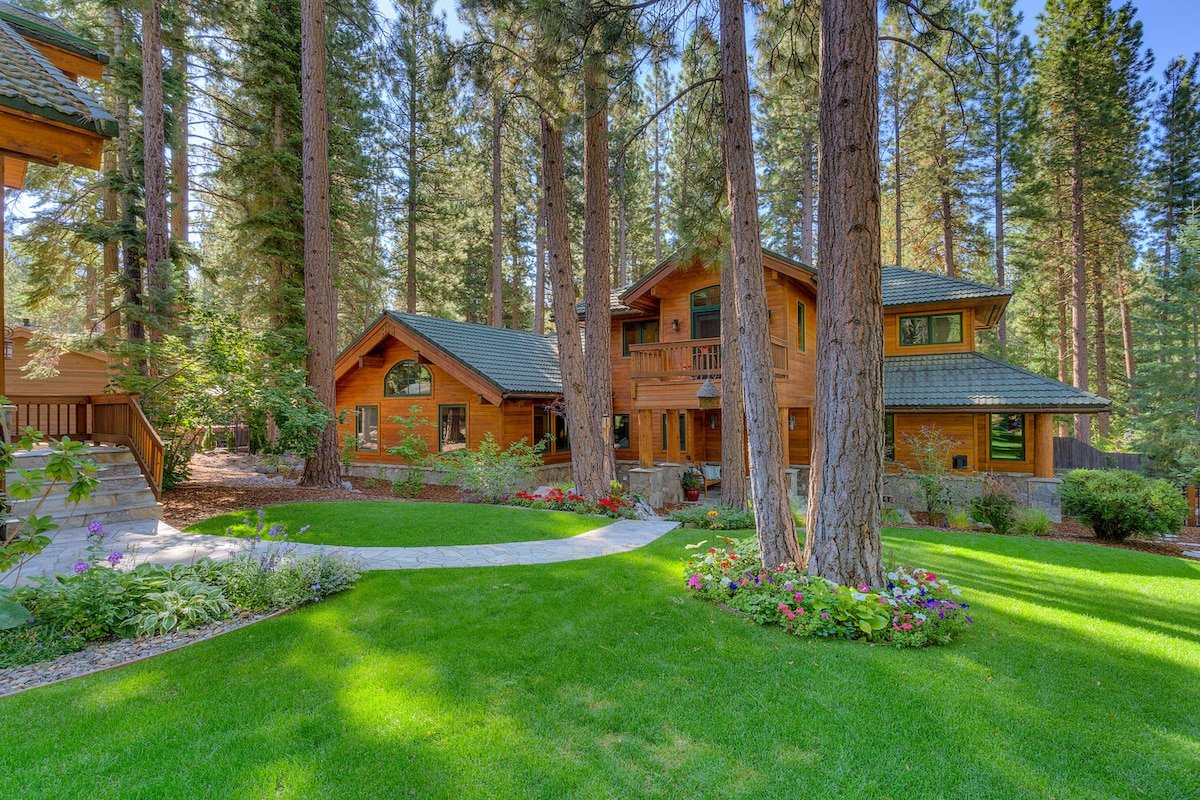 Stunning Yard, Luxury Home, Hot Tub (Mill Creek)