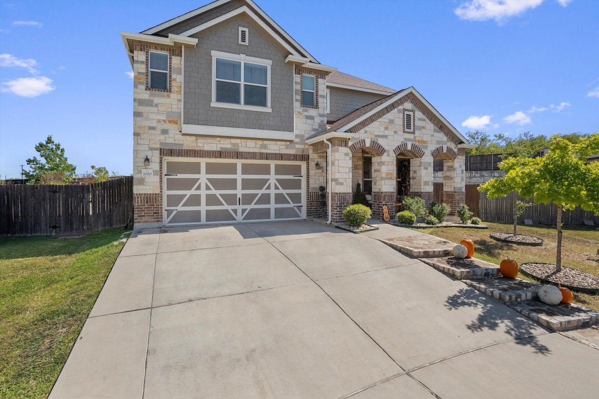 Enchanting Luxury Home Near Downtown Austin gallery image 3