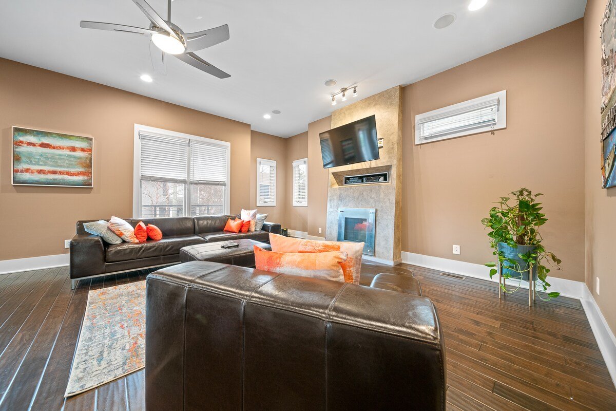 Downtown Luxury 3000 sq ft home gallery image 5