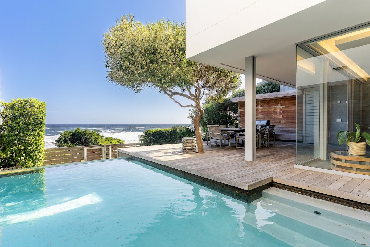 Beachfront Bliss: Luxury Amenities & Ocean Views gallery image 2