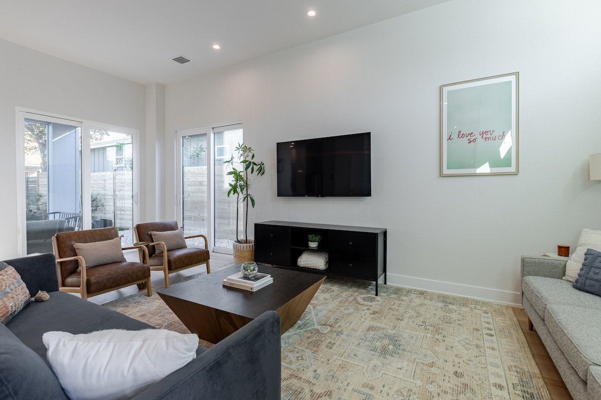 NEW Central Austin Estate: 2 Spacious Homes & Pool gallery image 3