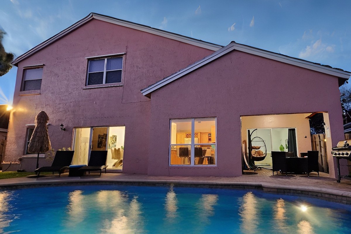 LUXE Resort: HR Stadium~W/Mini Beach~Pool~King Bed gallery image 2