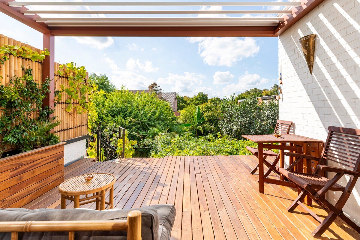 Garden jacuzzi & sauna in vintage oasis with bikes gallery image 3