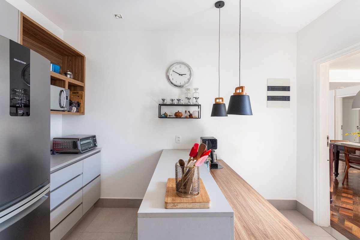 Colorful Art-Inspired Retro Chic Apartment gallery image 5