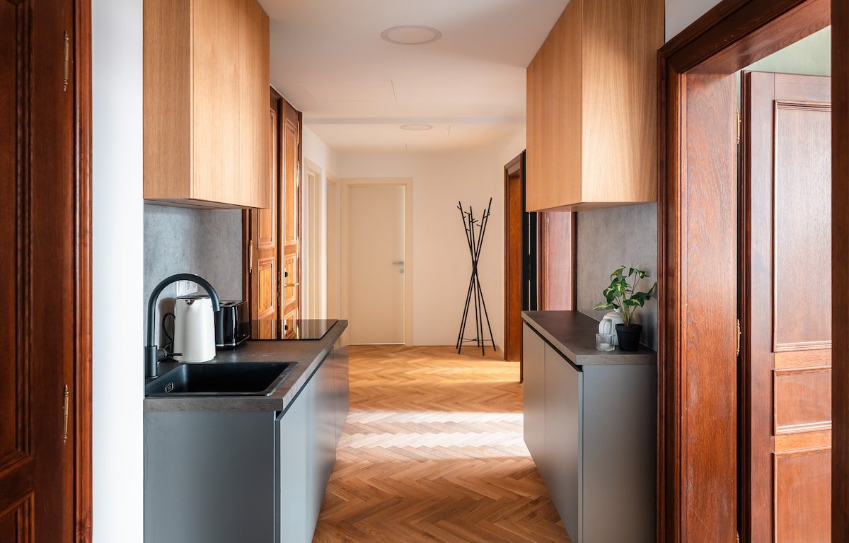 7BR+4.5Bath Elegant Museum Stay + PlayStation VR2 gallery image 4