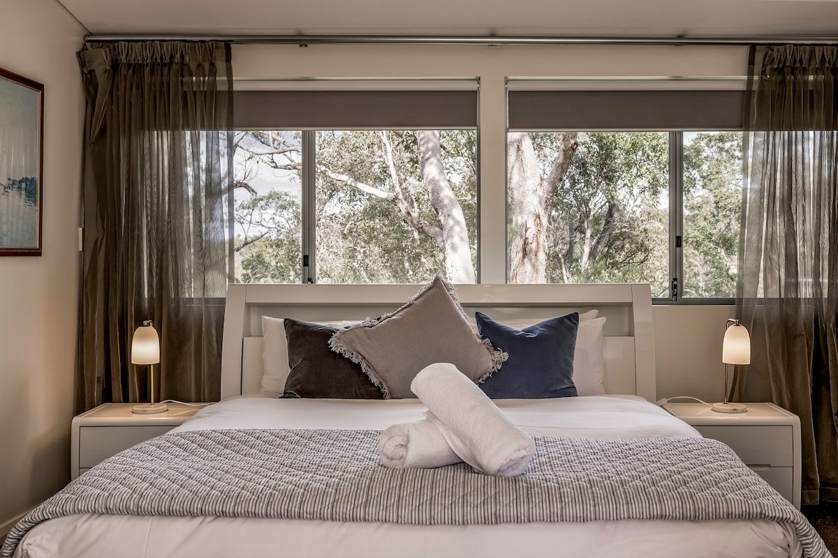 Vintners – modern spacious, 5 bdrm, nature setting gallery image 5