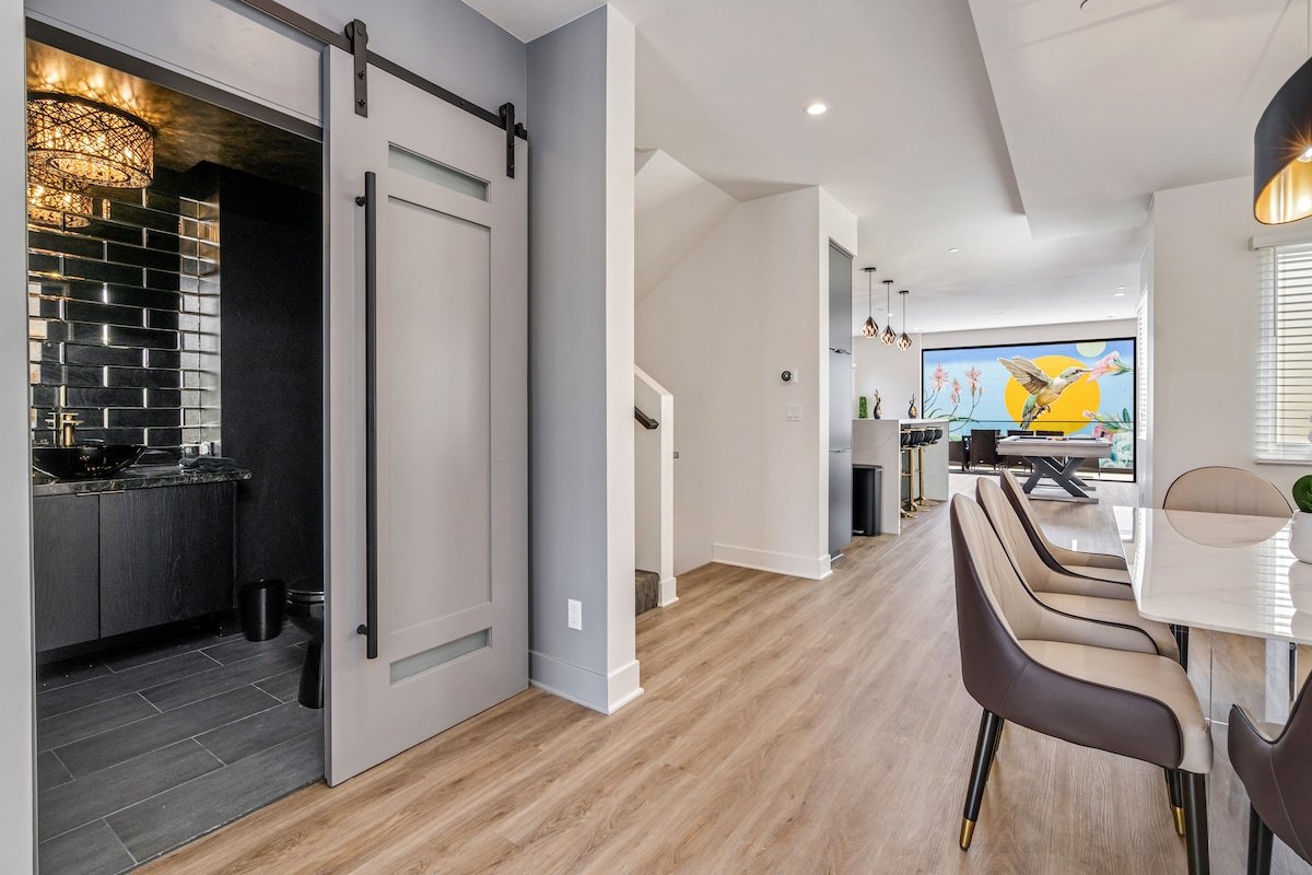 San Diego! Sleeps 12! Walk to Restaurants! 3 decks gallery image 5