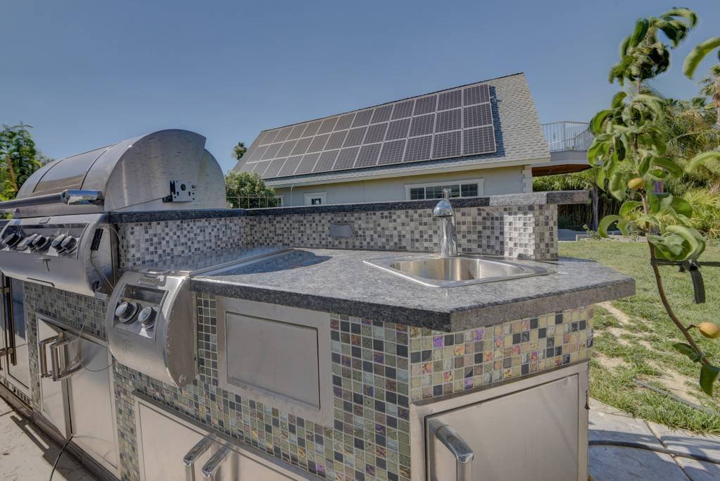 Escape in a private pool, jacuzzi, bbq, koi pond gallery image 4