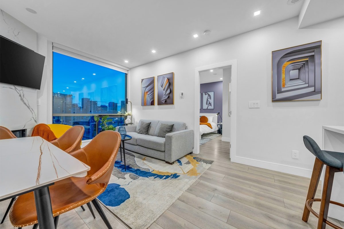 2 Bedroom 2 bath In Trendy Yaletown Pool Gym Park. gallery image 3