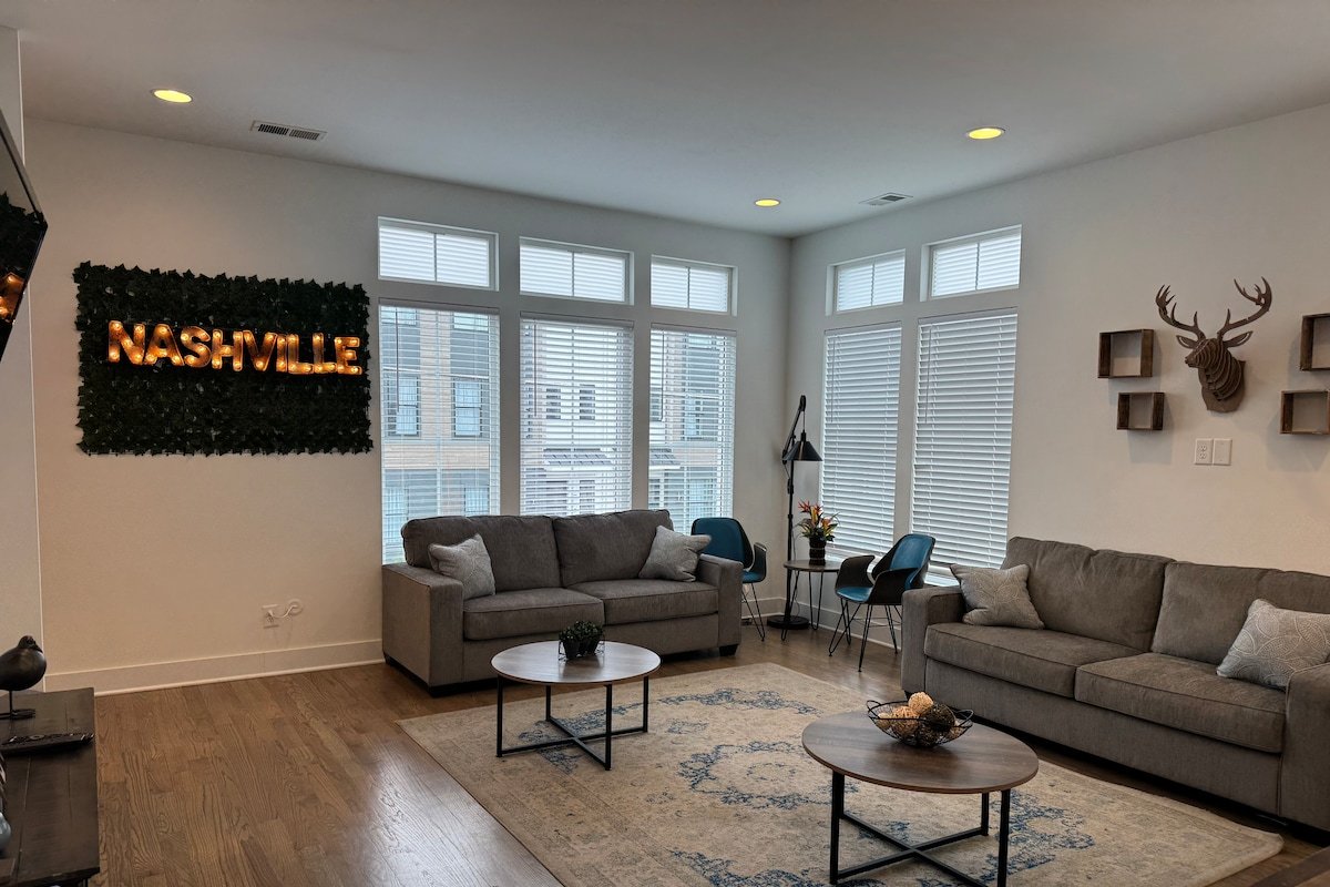 The Nashville Bachelorette Crib * Up to 20 People* gallery image 4