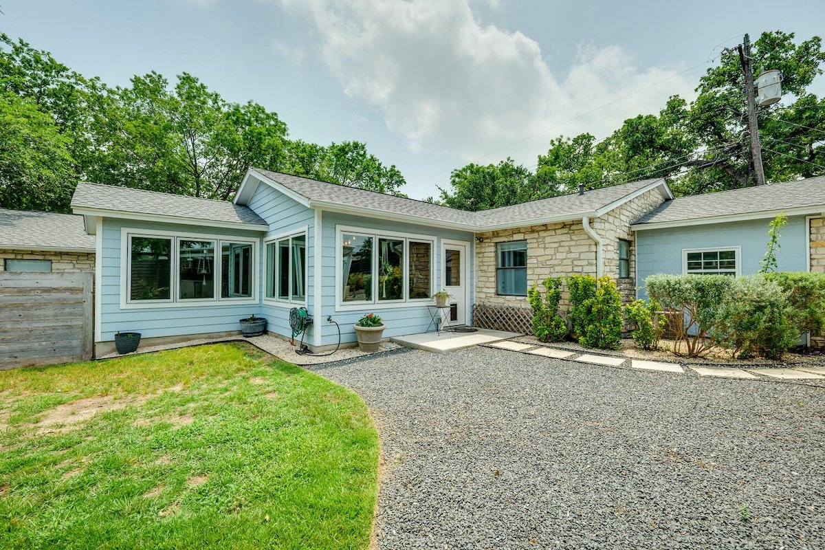 Two-Home Heart of Austin Compound & Karaoke Lounge gallery image 2