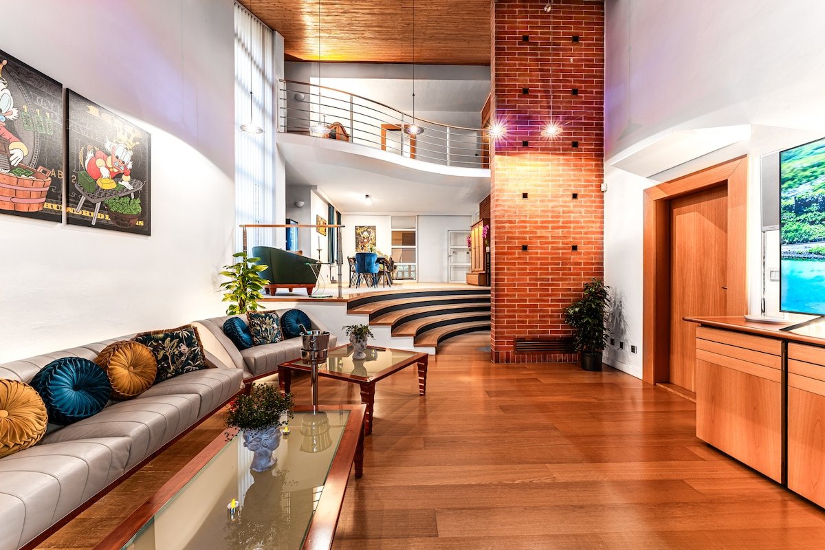 Amazing villa pool sauna hot tube & free parking gallery image 5