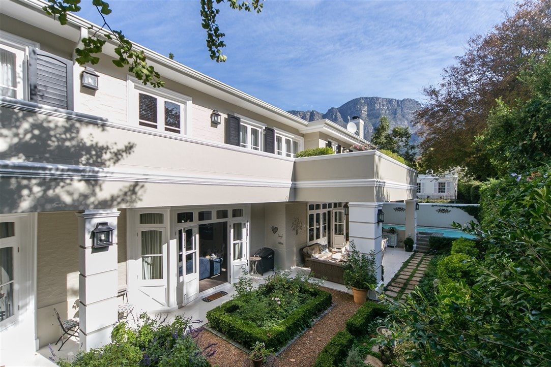 Magnificent House with Garden & Mountain View gallery image 2