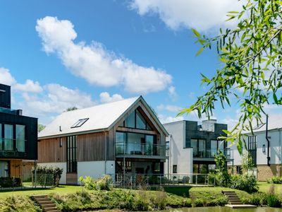 Mirrors Edge – Hot Tub, Spa & Dog-Friendly Stay