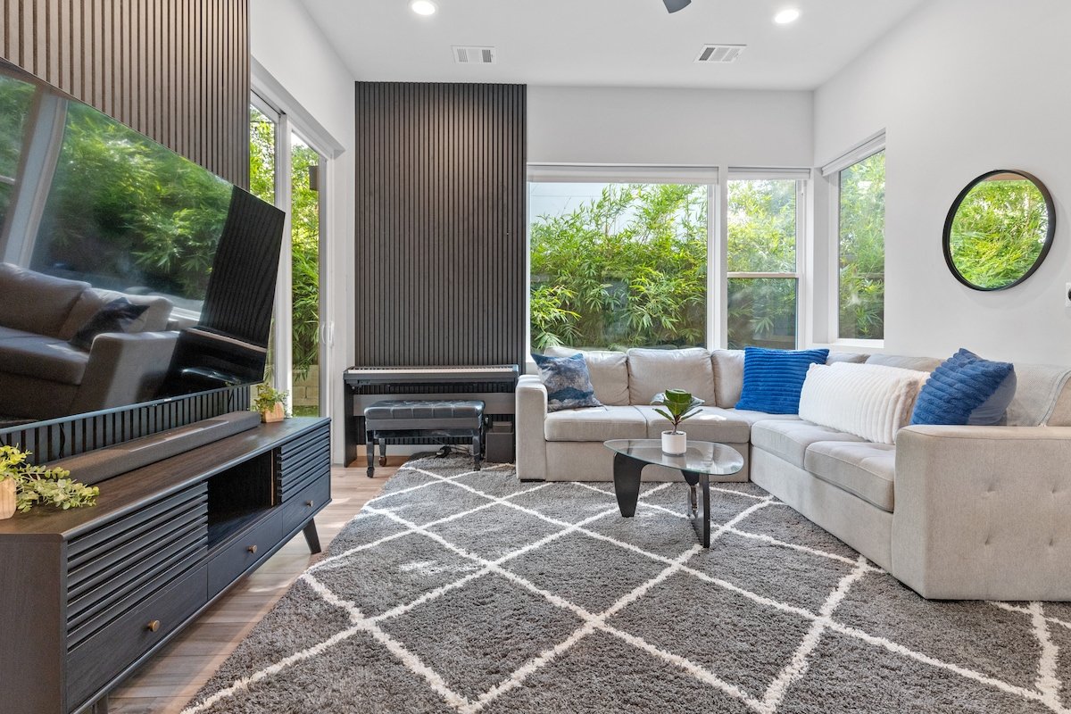 Downtown Luxury Oasis – Heated Pool! (7 Bedrooms) gallery image 5