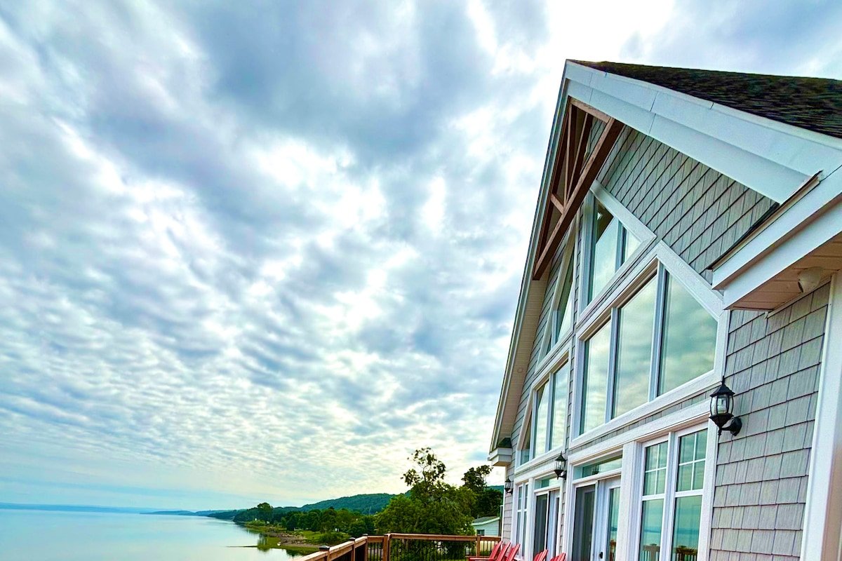 Waterfront 3-bedroom duplex, hot tub, 10 guests. gallery image 2