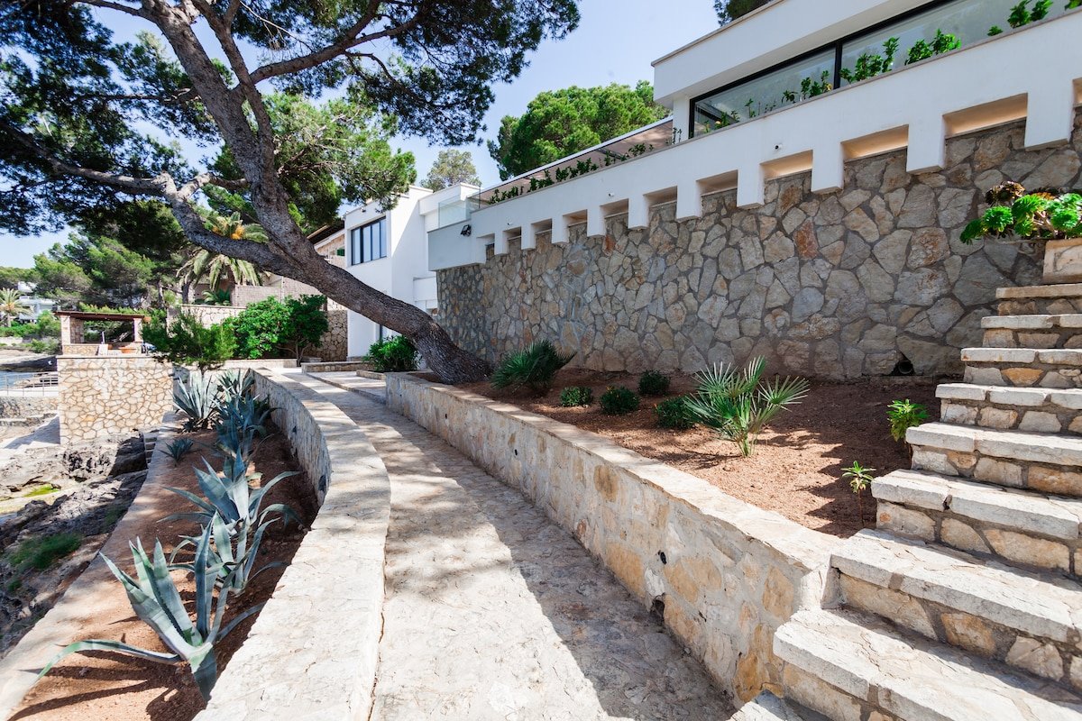 Luxurious Villa on the Sea gallery image 4