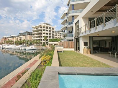 Outstanding V&A Marina Waterfront Marina villa