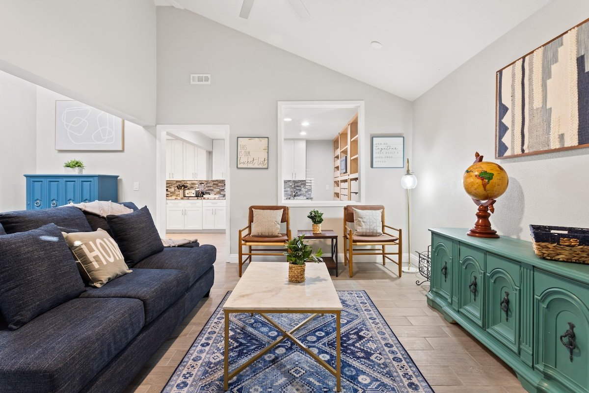 Dazzling 5 BR- 5 miles to LV Strip w Pool gallery image 4