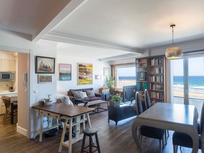 Colon Zurriola, in front of the beach