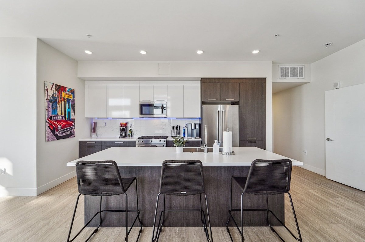 Penthouse w/ Garage + EV Spot gallery image 4