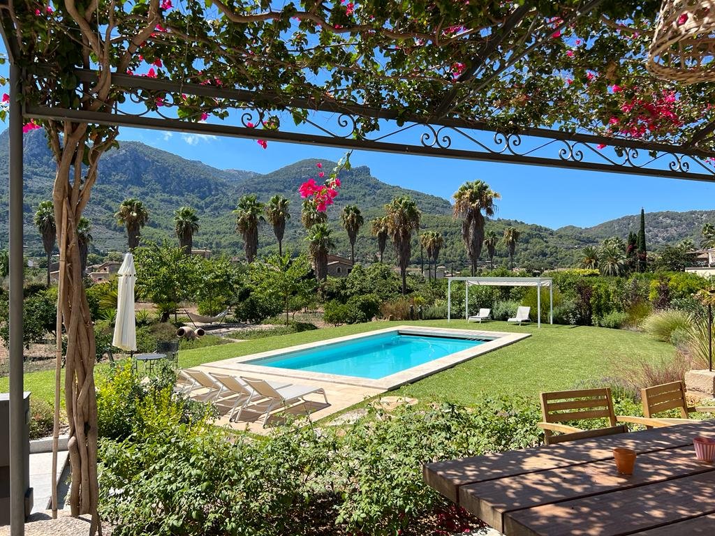 Just renovated luxury villa w/pool. Top Location gallery image 2