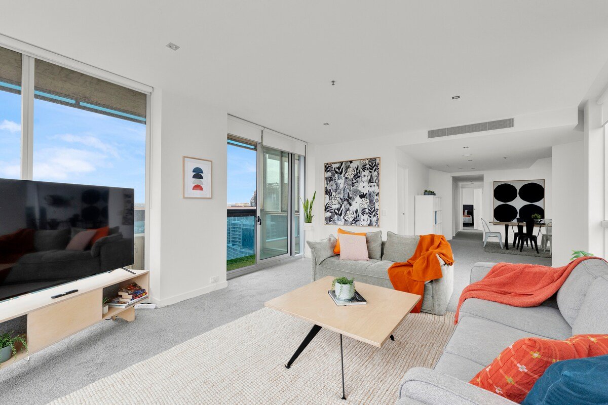 Incredible Views in this spacious 3 Bedroom Jewel! gallery image 4