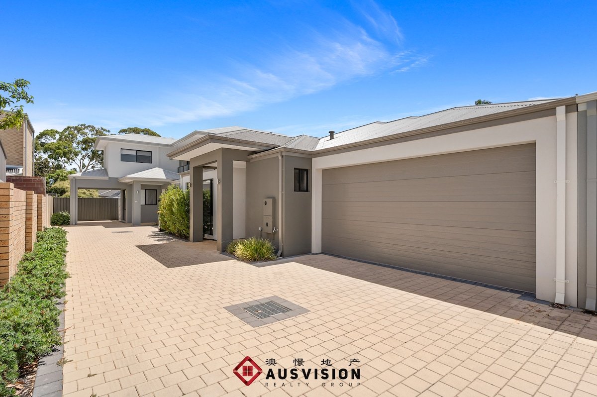 Perth Splendor: Elegant 4 BR, 4 Bath Retreat gallery image 2