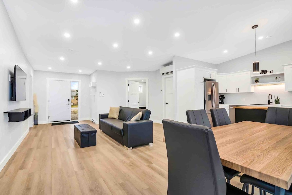 Beachfront Luxury Home with Pool & Hot Tub 91 gallery image 5