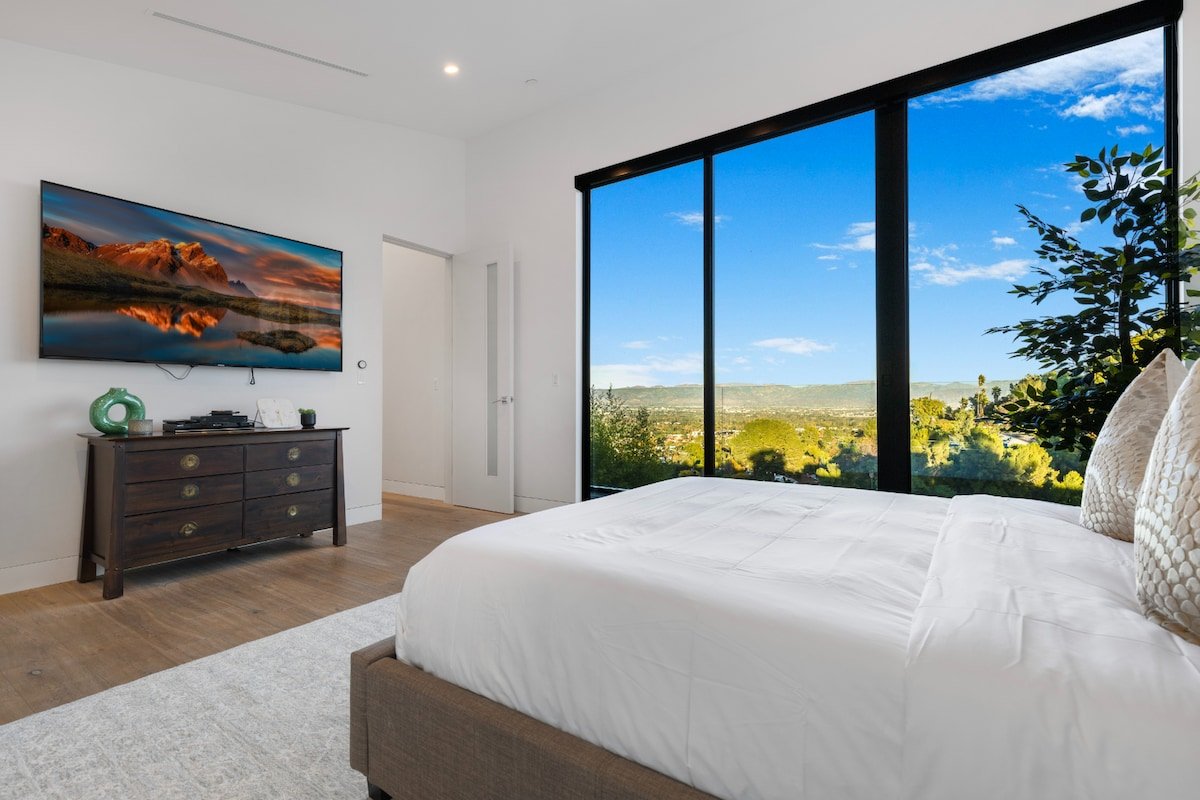 Skyline Luxe Escape w/ Unmatched Views & Serenity gallery image 3