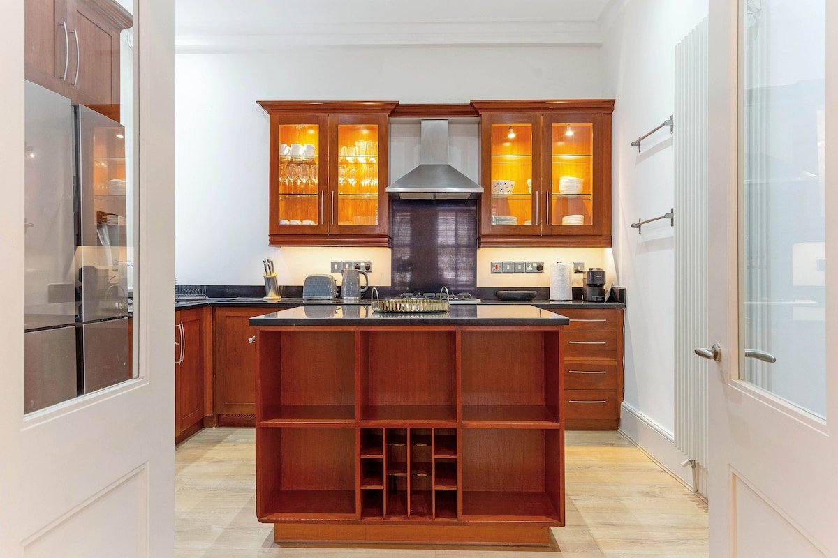 Fabulous 3 Bedroom Apartment in Kensington gallery image 4