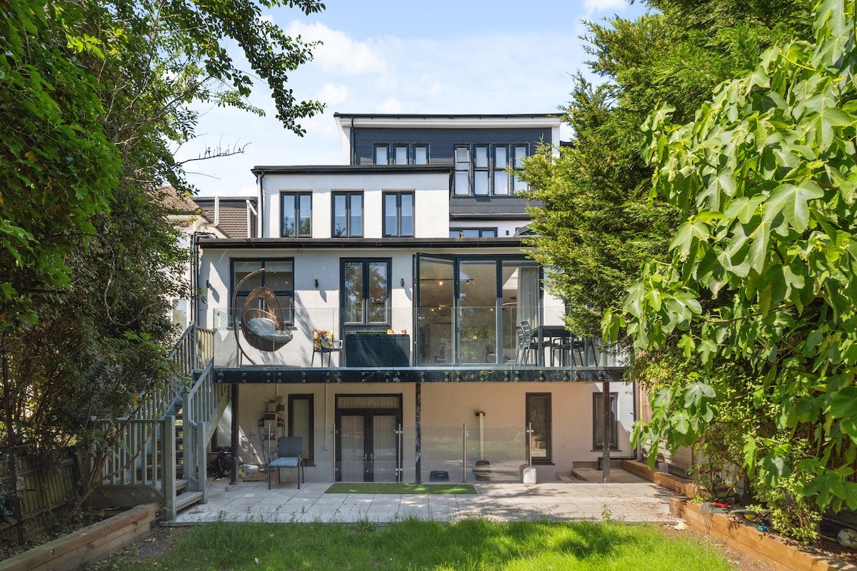 Spacious 6-Bedroom Luxury Home – Sleeps 12+