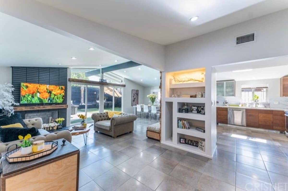 5 Bedroom retreat with large pool and yard gallery image 4