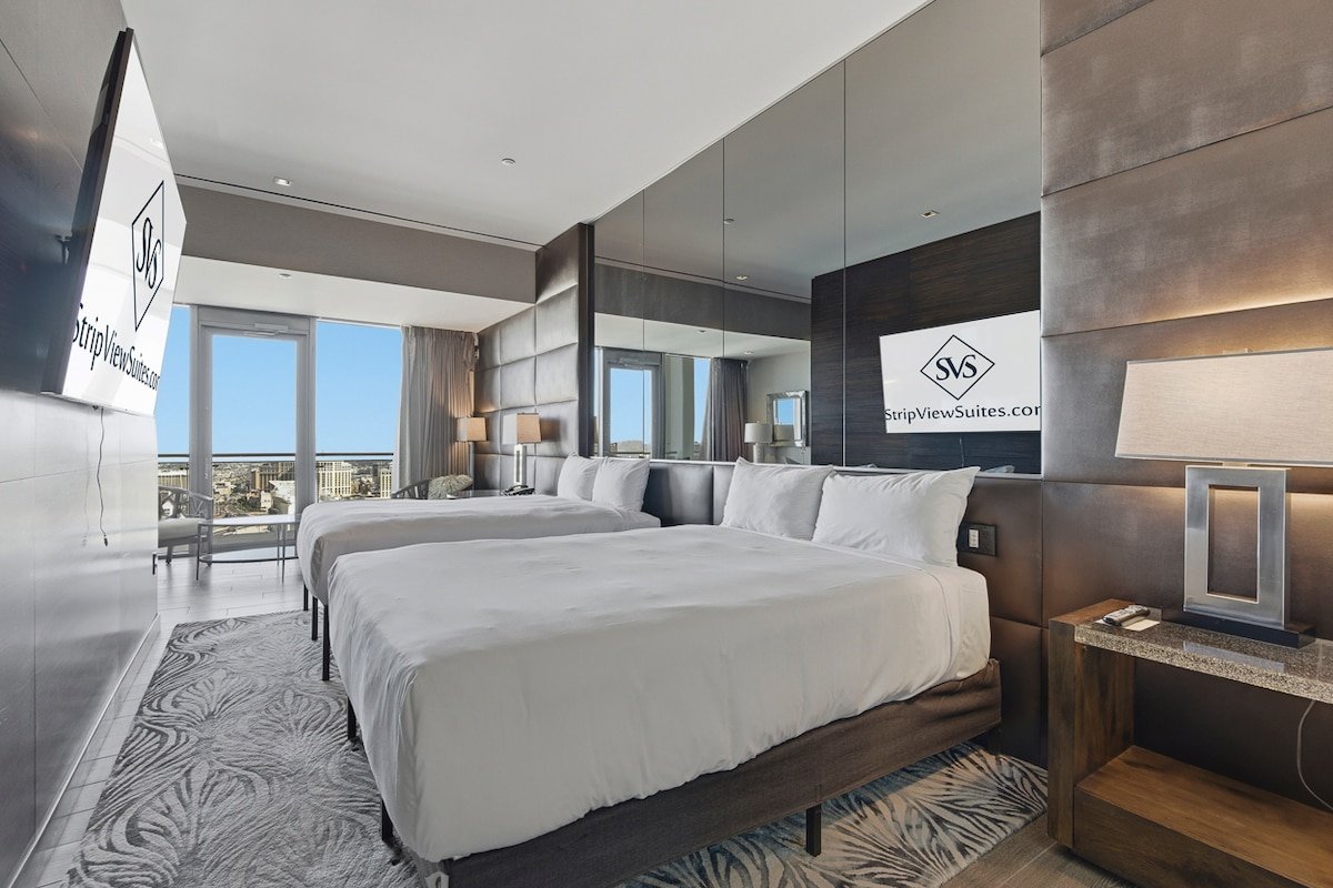 PH58 Designer Penthouse | Private Balcony Jacuzzi gallery image 5