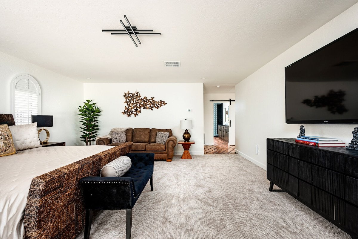 Mid-Century Mountain Dream Villa, Hot Tub, Pool gallery image 3