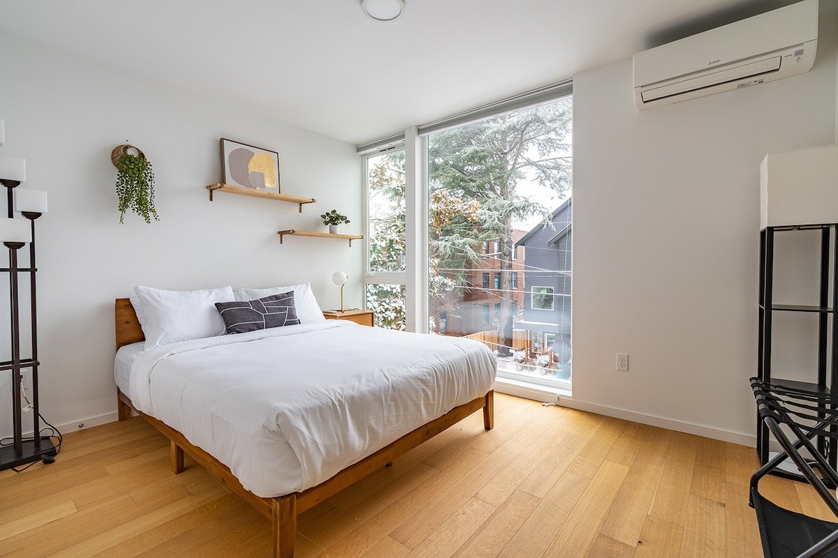 Capitol Hill 3BR | Rooftop Views + Walkability gallery image 4