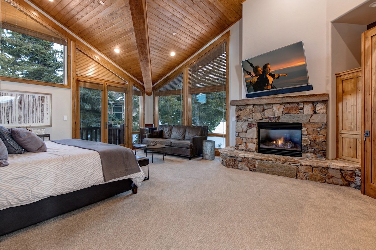 Upper Deer Valley Luxury w/ Hot Tub gallery image 2