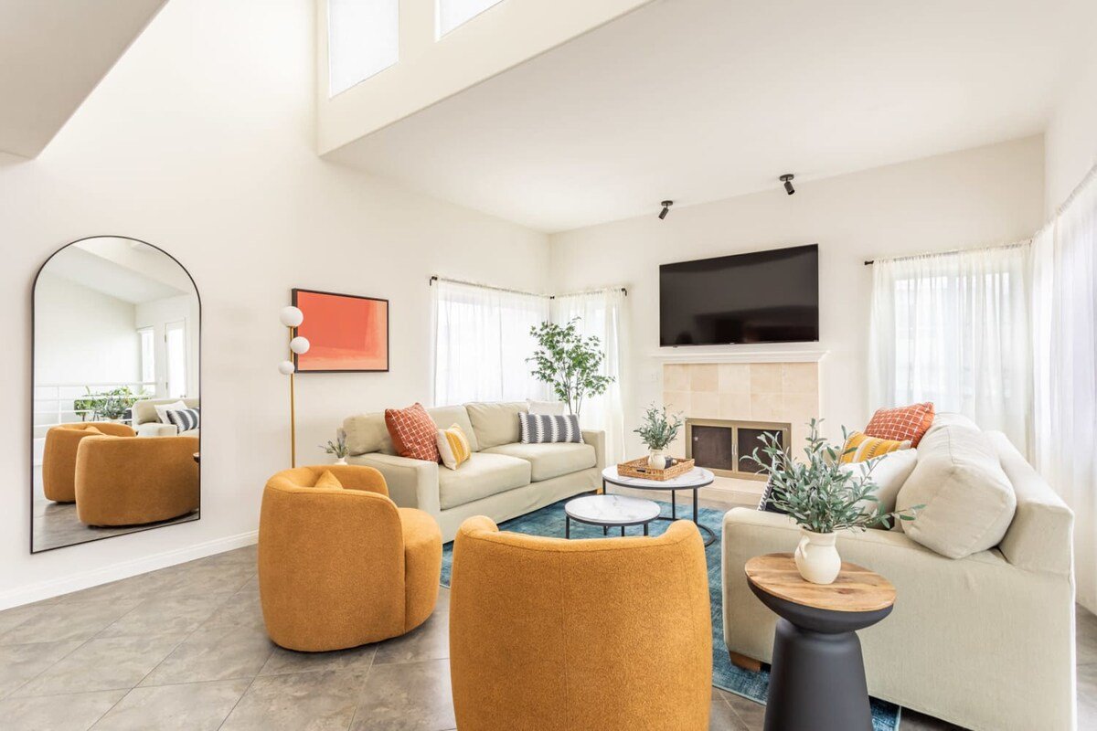 Relax and Unwind Luxe Home Blocks from Beach gallery image 3