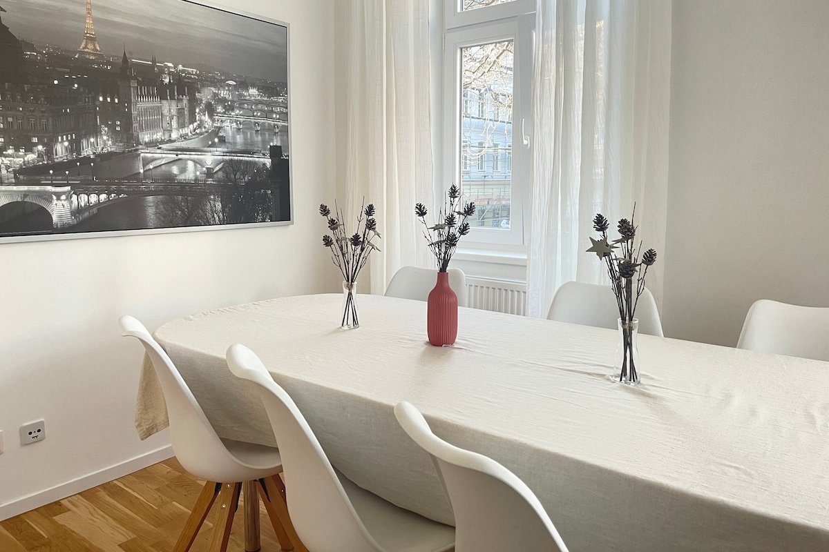 BIG Apartment – Top location – 5 bedroom/4 bath gallery image 5